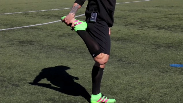 Campo de entrenamiento y piernas de un hombre con una pelota de fútbol para  un juego